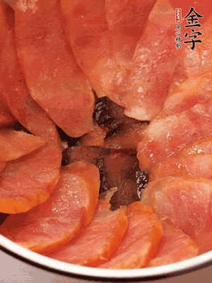深碗涂抹豬油，頂端鋪枸杞，間隔鋪上香腸、醬油肉片