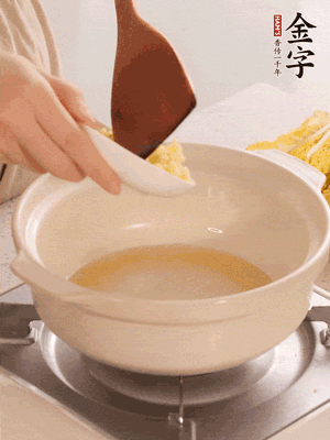 鍋里留少量底油煸香火腿和姜末。