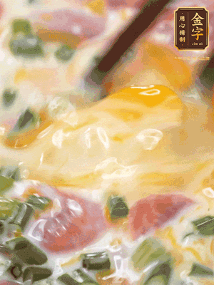 三個全蛋中加適量牛奶、鹽、黑胡椒粉、臘腸、蔥花攪拌均勻