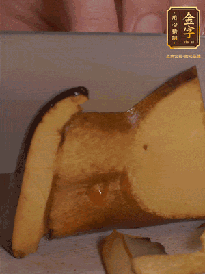 2個(gè)牛肝菌切丁，1個(gè)牛肝菌切片；金字香腸1根切丁，1根切片