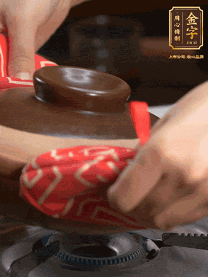 中火調(diào)成小火，鋪上香腸蓋蓋燜5分鐘。不斷轉(zhuǎn)動(dòng)瓦煲，讓側(cè)壁的飯形成飯焦