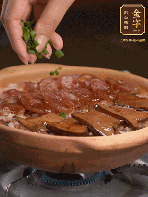 最后鋪上牛肝菌，爭(zhēng)分奪秒地倒上醬汁，撒點(diǎn)小蔥花