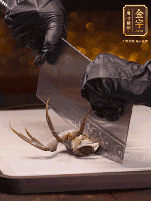 用刷子刷干凈六月黃，一斬二。把蟹蓋、蟹胃拿出來。