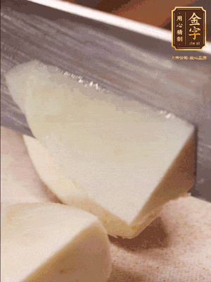 茭白去殼，底部一層老皮刨掉，切成滾刀塊