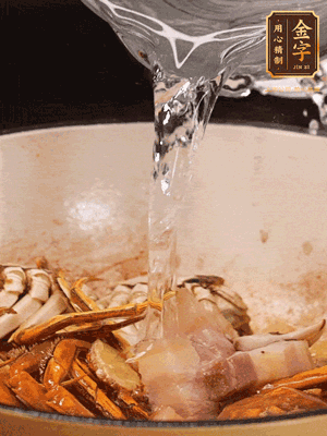 加料酒/花雕酒去腥，加入開水燜10分鐘左右