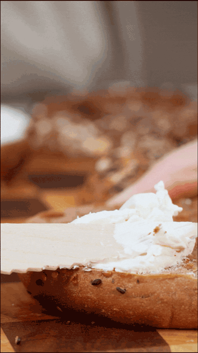 貝果在烤箱中180度復(fù)烤5分鐘，涂上芝士