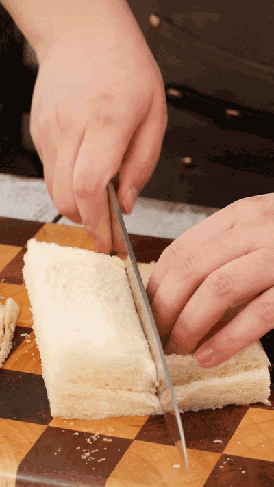 土司改刀去邊，切成適當(dāng)大小