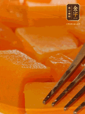 南瓜去皮，一半切塊備用，一半切塊蒸熟，碾成泥