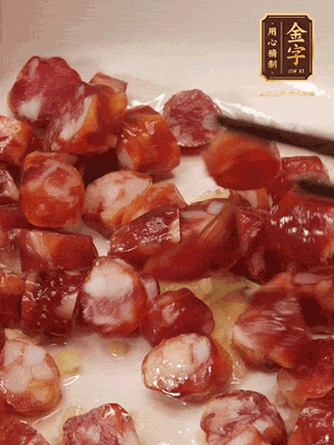 砂鍋熱油，下姜絲、香腸煸香