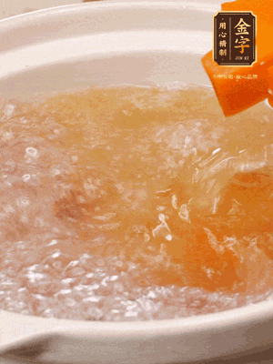倒入開水、南瓜塊、南瓜泥中火煮5分鐘