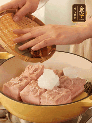 五花肉皮朝下，桂皮、八角、香葉、冰糖、生抽、花雕酒