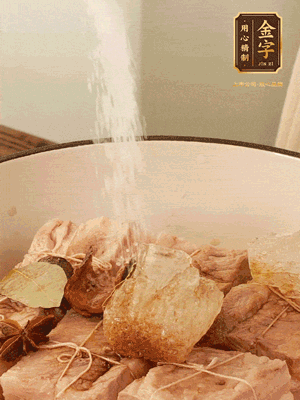 加水沒過，大火煮開轉(zhuǎn)小火慢燉2小時(shí)，煮到收汁