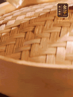 將香腸、醬油肉、臘肉放入蒸容蒸20分鐘