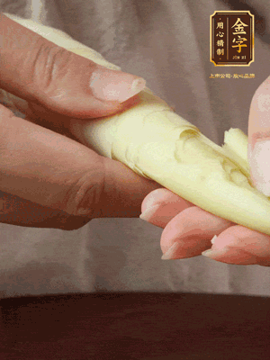 春筍沿著外皮豎著淺劃一刀，剝下外殼，切掉尾部的老根，切滾刀塊。（這個時候的春筍最為鮮嫩脆爽，不需要焯水去除澀味）