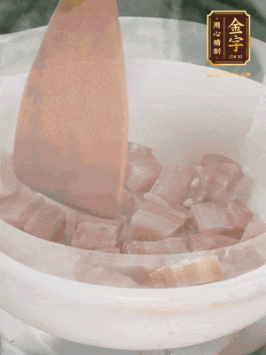 砂鍋內(nèi)咸肉微微煸出香味，再倒入開水。放排骨滾開后轉(zhuǎn)中小火篤30分鐘。（水盡量一次加足，以免中途加水沖淡鮮味。這一步是湯底濃白的關(guān)鍵）