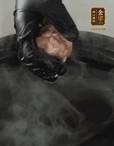 獅子頭摔打至圓潤牢固，等水煮開后，放獅子頭