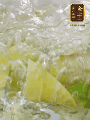 春筍沿著外皮豎著淺劃一刀，剝下外殼，切掉尾部的老根，切滾刀塊。簡單焯水去澀味。