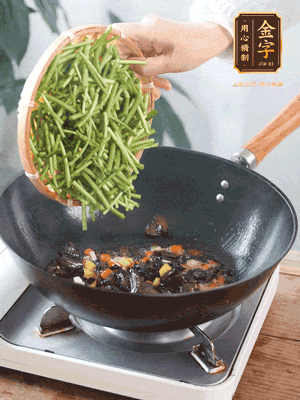 熱油煸香蒜末、姜粒、小米辣，再下臘肉煸炒出香味