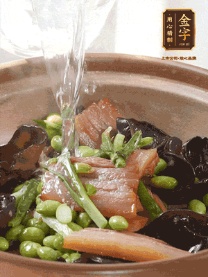 轉(zhuǎn)入砂鍋，加入開水、百葉結(jié)燉煮10分鐘