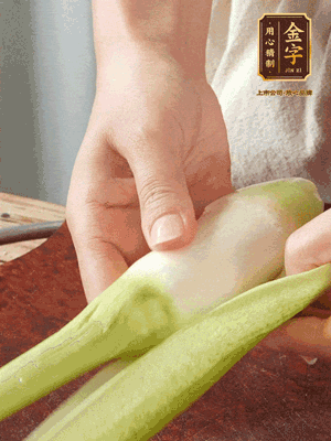 茭白去皮切絲，下鍋稍稍汆燙一下瀝干。