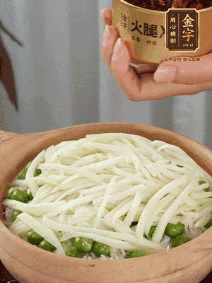 到水微干，放上豌豆、茭白絲。
