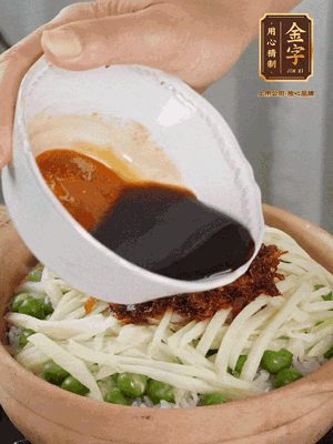 繼續(xù)小火燜3分鐘，淋上XO醬攪拌均勻。
