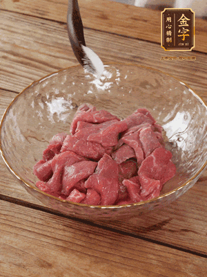 牛肉切丁，加黑胡椒海鹽、橄欖油腌10分鐘