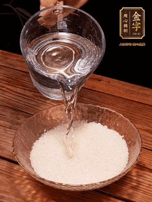 大米提前浸泡30分鐘。干香菇泡發(fā)切成條；蝦米提前浸泡2小時