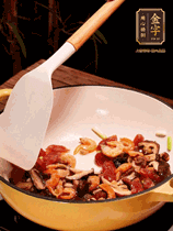 蔥白、干香菇、蝦米、香腸片略微翻炒才出香味，然后倒入料汁（生抽3勺、蠔油2勺、胡椒粉少許）、大米拌勻