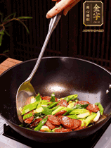 油熱下香腸炒至兩面微焦，下姜蒜、干辣椒、小米椒碎爆香