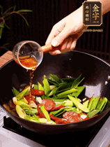 下蒜苗炒軟，沿鍋邊烹入一勺料酒，加醬油、蠔油、白糖調(diào)味炒勻