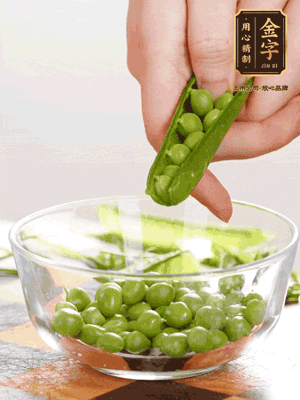 處理食材，藕切片，豌豆剝殼，菱角剝殼， 依次焯水