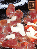 香腸煸香，加大蒜、小米辣增加香味