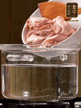 麻鴨切塊，冷水下鍋，加蔥姜、料酒焯水。撈出溫水洗凈