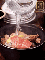 所有食材放入電飯鍋，加2勺料酒，足量的開(kāi)水，按煲湯鍵煮湯