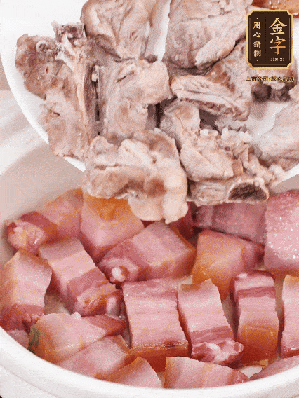 倒入開水燉煮，大火燒開后轉(zhuǎn)小火