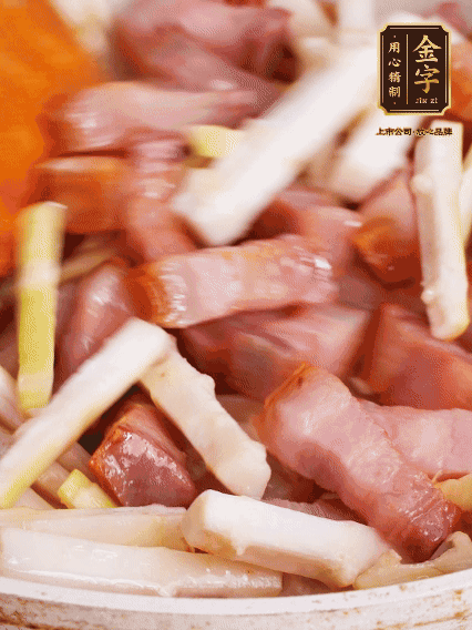 少許油煸香咸肉，下春筍翻炒均勻