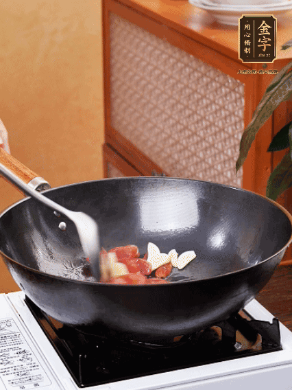 熱油，香腸微微煸出香味，加蒜片、小米辣