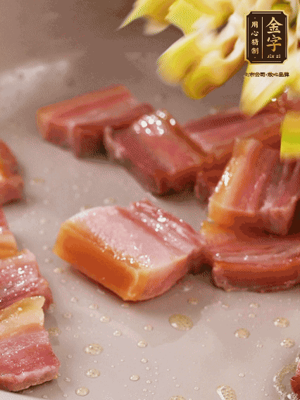 再放春筍翻炒一下，倒入砂鍋中，加適量的熱水，大火燜煮6分鐘