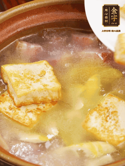 再放豆腐燉煮10分鐘，加豆瓣繼續(xù)煮2分鐘