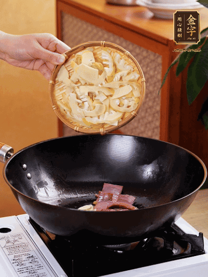 油熱，下蒜末、火腿煸炒出香味，再下筍片微微翻炒