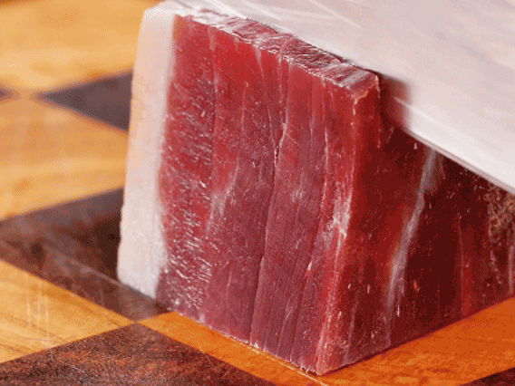 金字火腿去皮切片，溫水浸泡5分鐘