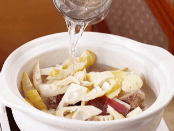 砂鍋中依次放入姜片、雞肉、春筍、火腿，加入足量的水，大火燒開后，轉(zhuǎn)小火燉40分鐘