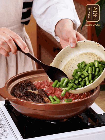 鋪上金字香腸、羊肚菌、蘆筍，蓋蓋子燜7分鐘