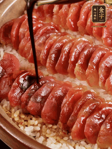 淋上醬汁攪拌均勻
調(diào)一個醬汁：生抽2匙、老抽半匙、蠔油半匙、白砂糖1/3匙、雞精1/3匙、香油5滴、水1匙