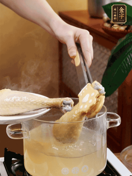 雞腿冷水下鍋，加蔥姜焯水，洗凈備用