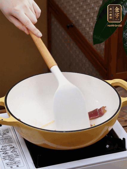 油熱，姜絲、火腿微微煸出香味