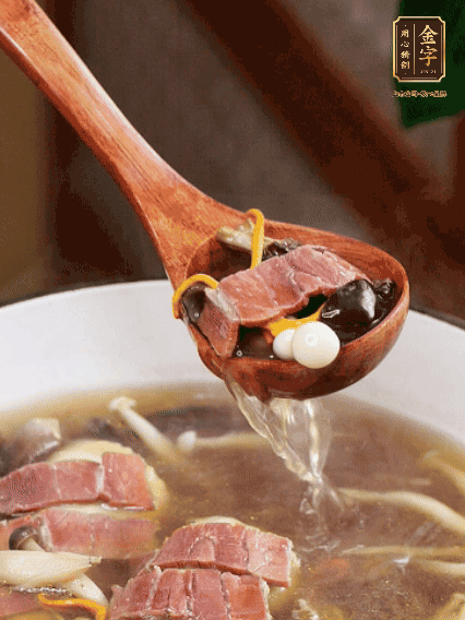 加羊肚菌、雞縱菌、蟲草花、海鮮菇、白玉菇再煮20分鐘