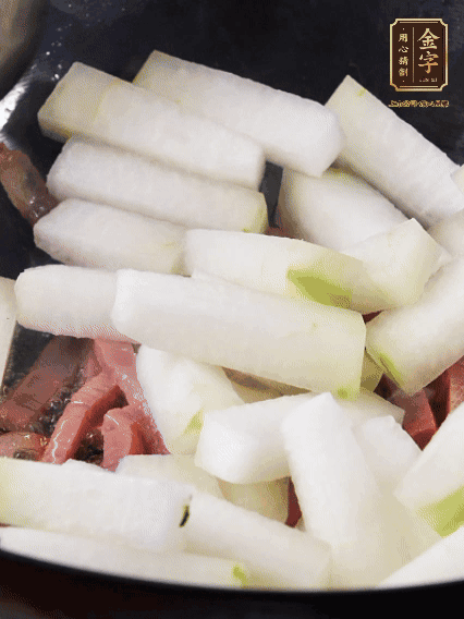 再下冬瓜微微煸炒，加一小碗水，中小火煨5分鐘