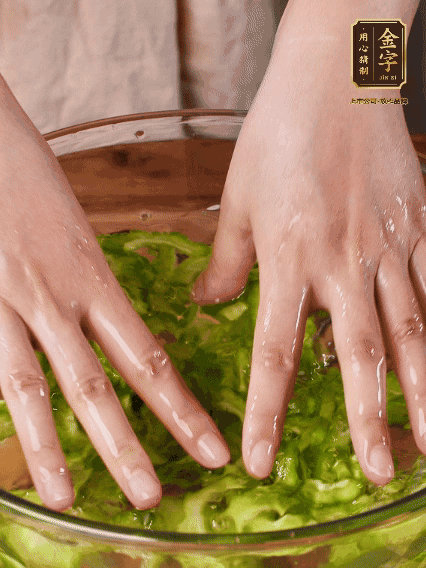 苦瓜去瓤切片，用鹽腌20分鐘，反復(fù)洗凈去苦味